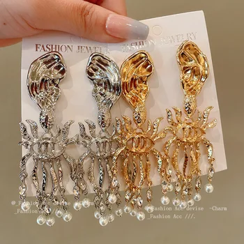 Madingi metalo stiliaus auskarai Imituoti perlų pakabukų auskarai moterims Perdėtas juvelyrikos žavesys Papuošalai